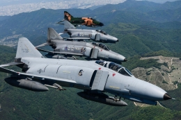 Formacin de los ltimos F-4E coreanos durante el vuelo de despedida. (foto RoKAF)