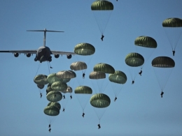 Lanzamiento de paracaidistas de la OTAN desde in avin de transporte C-17. (foto: PxHere, CC0)