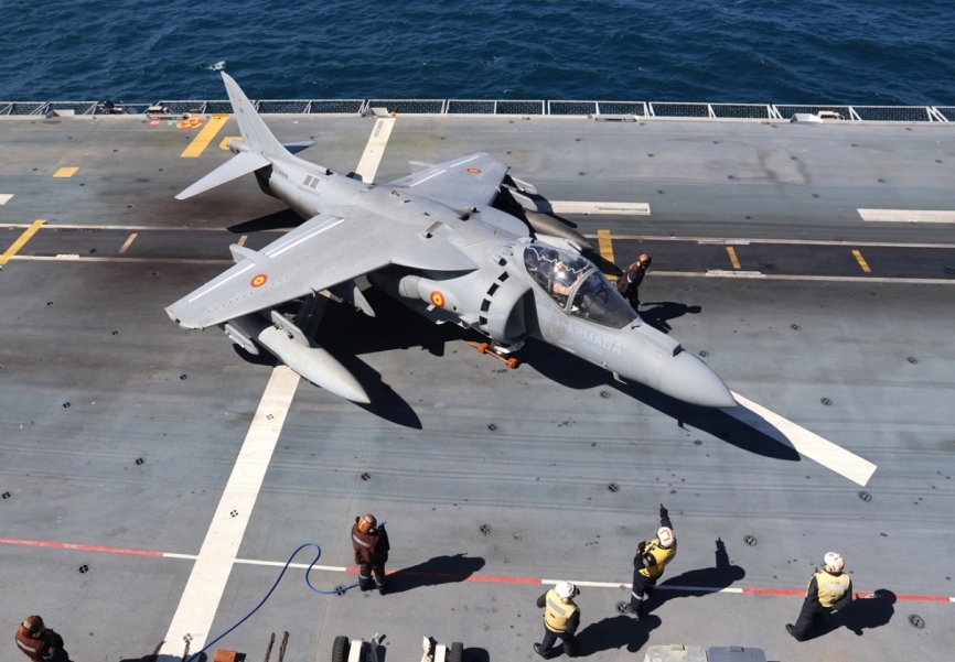 Uno de los aviones de combate Boeing AV-8B Plus “Harrier II”, tras tomar en el JCI. (foto J. Maíz Gtez)