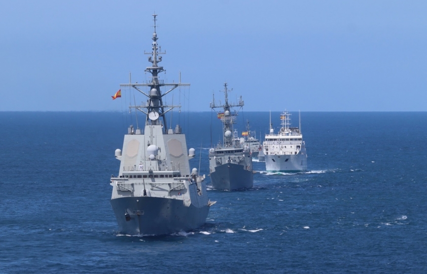 Parte de la formación naval, encabezada por la fragata “Méndez Núñez”. (foto J. Maíz Gtez)