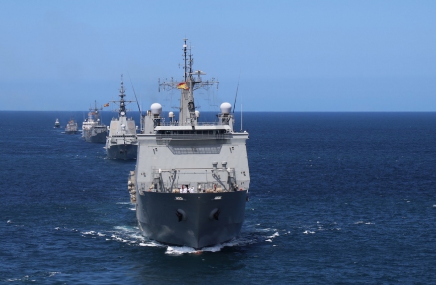 La formación naval vista desde el JCI, en primer plano el “Galicia” y al final el patrullero de la Guardia Civil “Río Luna”. (foto J. Maíz Gtez)