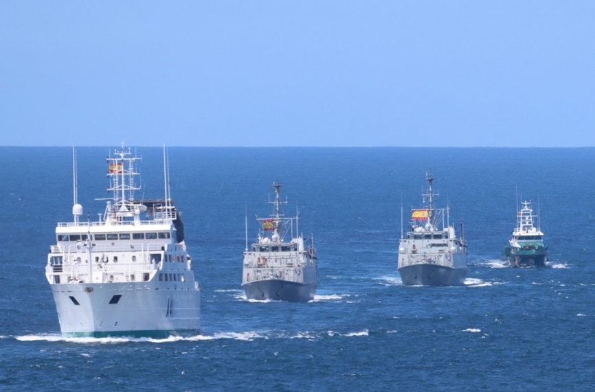 En primer plano, el buque auxiliar “Intermares”, seguido por dos cazaminas, y cerrando el patrullero de la (foto J. Maíz Gtez)