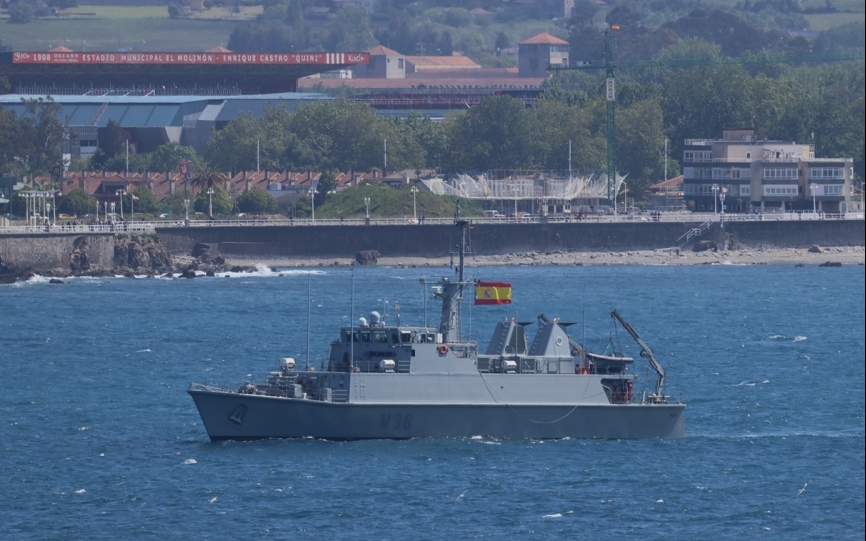 El cazaminas “Tajo” frente a la playa de San Lorenzo, a la izquierda se aprecia el campo de Futbol, El Molinón-Enrique Castro “Quini”. (foto J. Maíz Gtez)