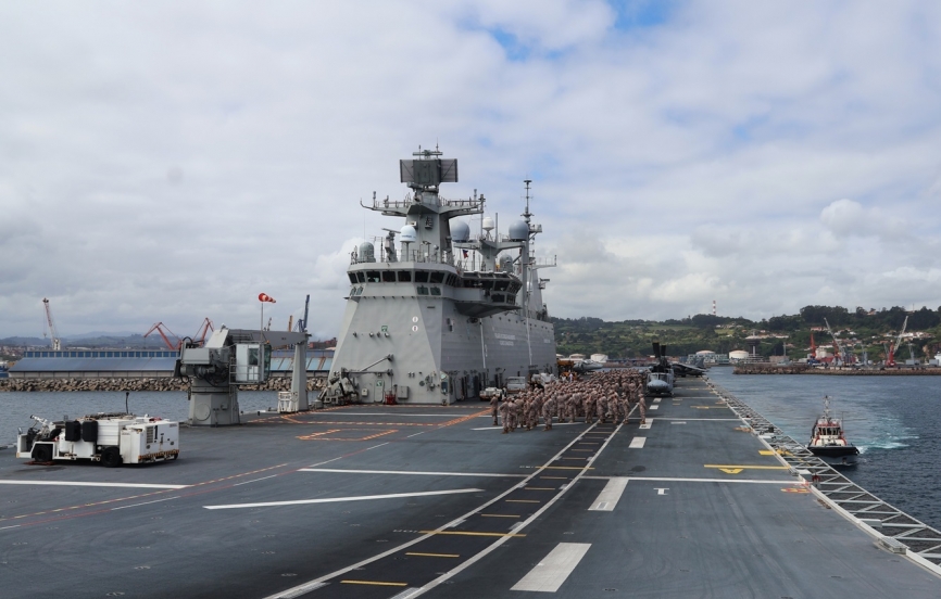El JCI saliendo del puerto de El Musel, se distinguen en cubierta los infantes de Marina de la Agrupación Reforzada embarcada. (foto J. Maíz Gtez)