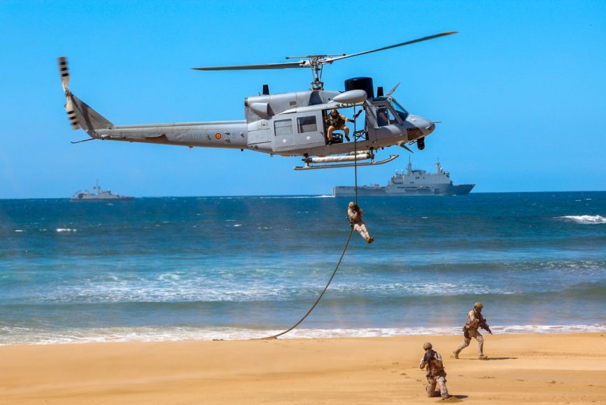 Uno de los nuevos helicópteros H135 de la Duodécima Escuadrilla pasa filmando los navíos de la revista naval. (foto J. Maíz Gtez)