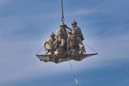 Con AirTEP puede posicionarse o extraerse a un grupo de operadores de la FGNE de un punto concreto en el que no pueda tomar la aeronave o no puedan ser usados otros mtodos. (Armada)