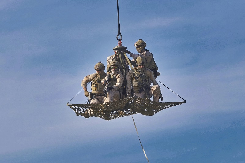 Con AirTEP puede posicionarse o extraerse a un grupo de operadores de la FGNE de un punto concreto en el que no pueda tomar la aeronave o no puedan ser usados otros mtodos. (Armada)