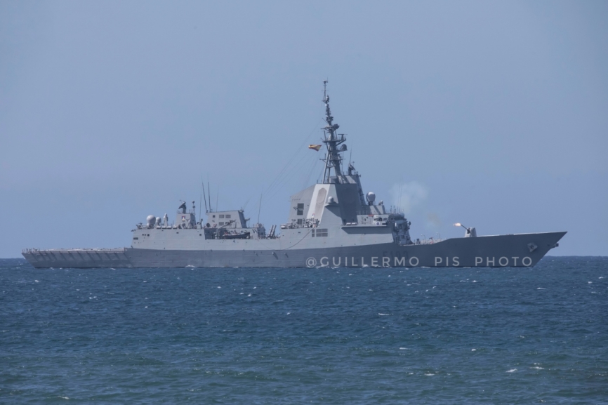 Momento en que la Fragata Blas de Lezo F103 "abate las posiciones enemigas "durante la toma de la playa con su cañón MK-45 de 5 pulgadas.