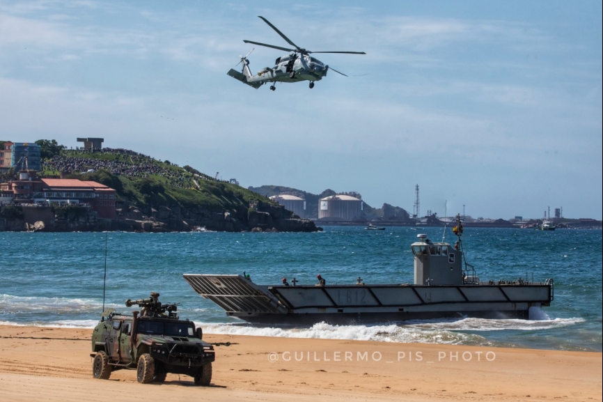 Sikorsky SH 60B de la 10ª Escuadrilla dando cobertura aérea a la Lancha de desembarco L612.