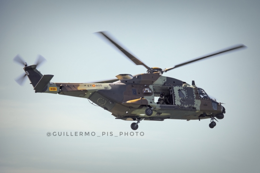 Además de la importante participación de la Armada y el Ejercito del Aire (Tanto por los medios aéreos como la participación de la siempre espectacular PAPEA),pudimos disfrutar de un NH90 del Ejercito de tierra con un tirador de precisión del MOE.