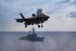 Un F-35B del USMC en vuelo estacionario durante su fase de aterrizaje. (Foto US Navy)