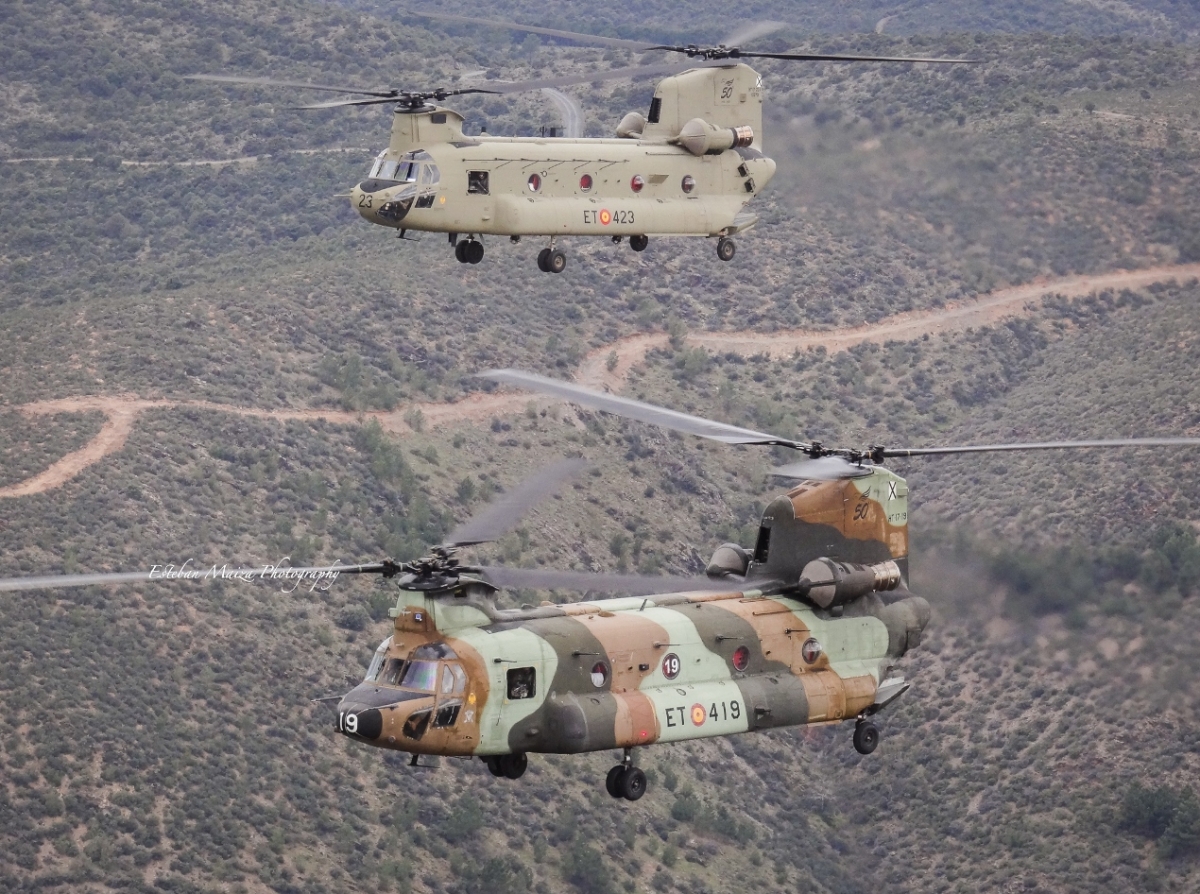 El ltimo Chinook Delta volando en formacin con uno de los nuevos Foxtrot.