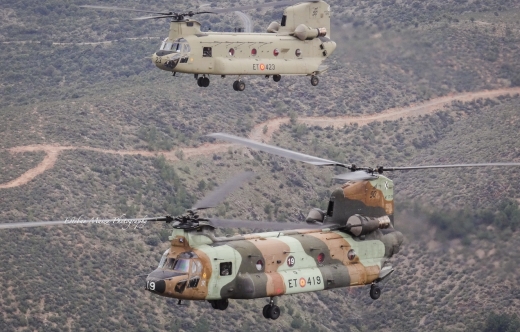El ltimo Chinook Delta volando en formacin con uno de los nuevos Foxtrot.