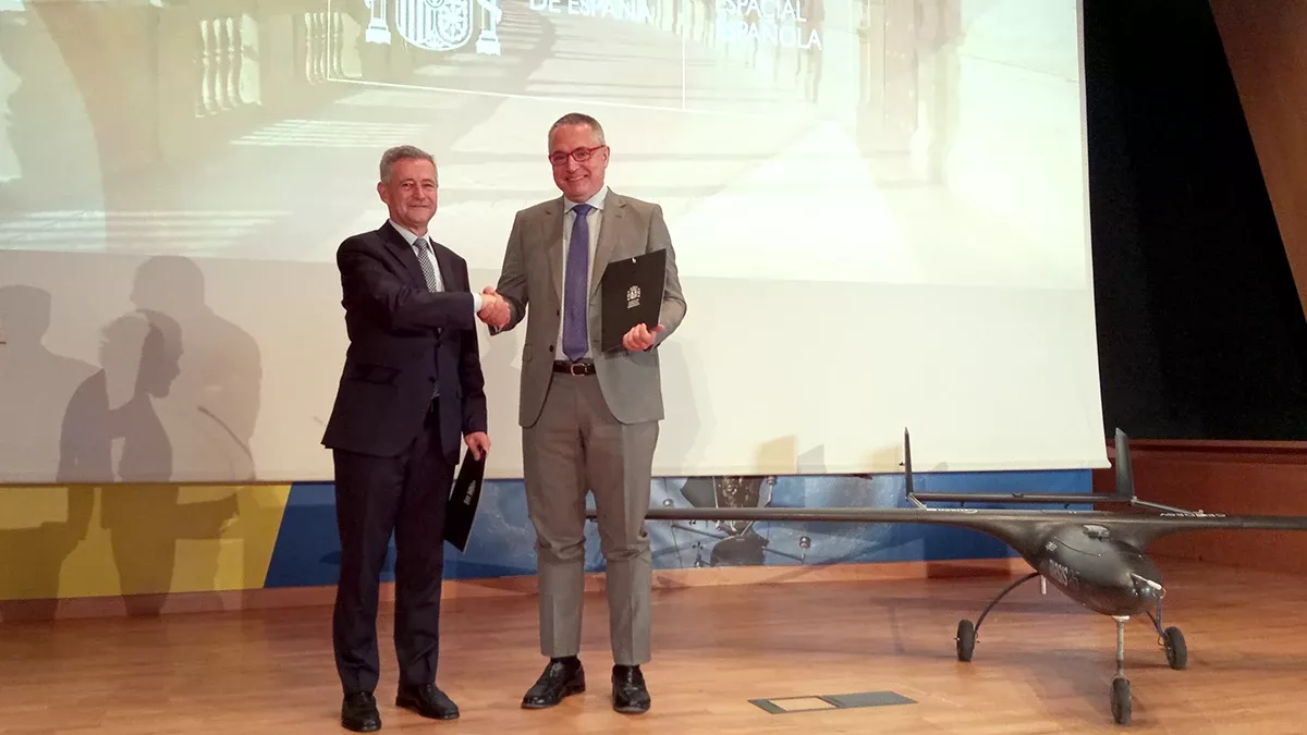El director de la AEE, Juan Carlos Corts Pulido, y el director ejecutivo y cofundador de Aertec, Antonio Gmez-Guillamn (izquierda) durante la ceremonia de cesin a la AEE de un sistema areo no tripulado TARSIS-25, un UAS tctico ligero de la compaa espaola Aertec. Foto: Aertec