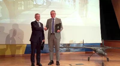 El director de la AEE, Juan Carlos Corts Pulido, y el director ejecutivo y cofundador de Aertec, Antonio Gmez-Guillamn (izquierda) durante la ceremonia de cesin a la AEE de un sistema areo no tripulado TARSIS-25, un UAS tctico ligero de la compaa espaola Aertec. Foto: Aertec