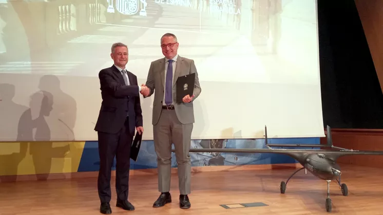 El director de la AEE, Juan Carlos Corts Pulido, y el director ejecutivo y cofundador de Aertec, Antonio Gmez-Guillamn (izquierda) durante la ceremonia de cesin a la AEE de un sistema areo no tripulado TARSIS-25, un UAS tctico ligero de la compaa espaola Aertec. Foto: Aertec