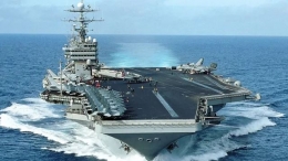 Con una importante serie de maniobras a realizar, el CVN prosigue su marcha al Pacifico.