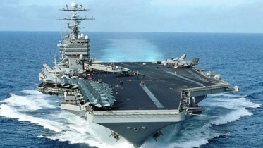 Con una importante serie de maniobras a realizar, el CVN prosigue su marcha al Pacifico.