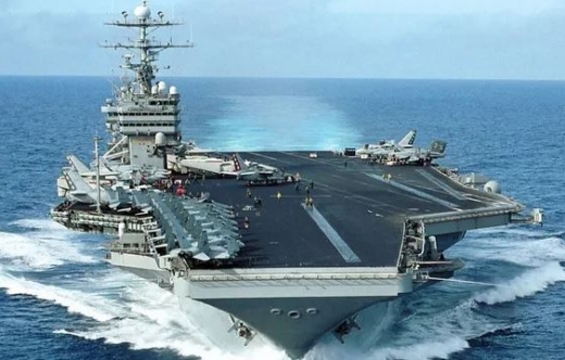 Con una importante serie de maniobras a realizar, el CVN prosigue su marcha al Pacifico.