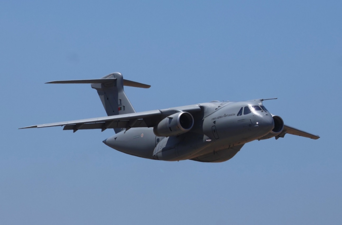 El C-390de la FAP realizando una pasada sobre la pista de Beja. (foto Julio Maz)